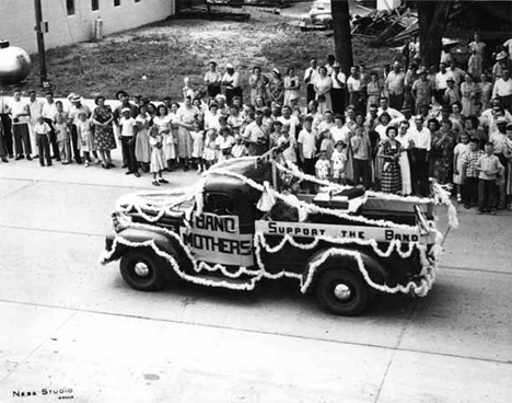Band Mothers' Club in Centennial Parade at Alden Minnesota, 1949