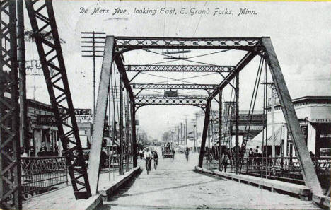 Demers Avenue looking east, East Grand Forks Minnesota, 1908