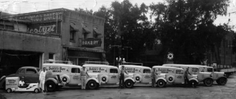 Glenwood Bakery delivery truck fleet photographed with drivers, Glenwood Minnesota, 1930?