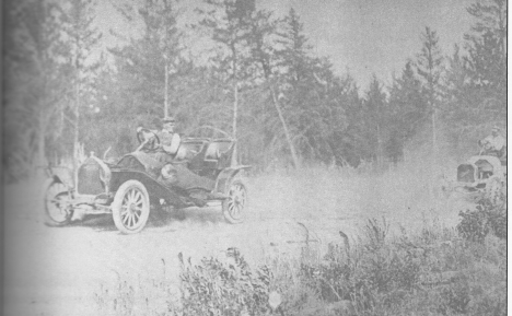 Automobile race between Moberg and Jewett in 1899. 