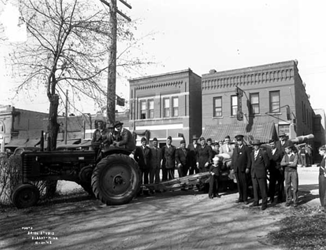 Group of war veterans standing by a cannon, Albany Minnesota, 1942