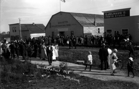 Crowd of people gathered along Second Street during Baudette Fair, 1913