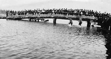 Log rolling on the Deer River, 1920