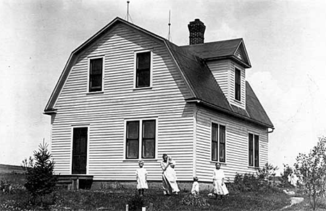 Mrs. Nels Estrem with children: Selma, Thea, Alfred and Thomas, outside their home, Dennison, 1908