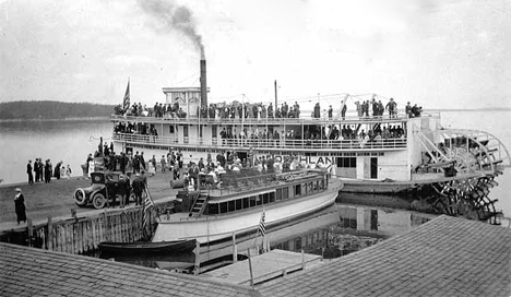 Busy day at dock, Walker; the Northland with passengers, 1915