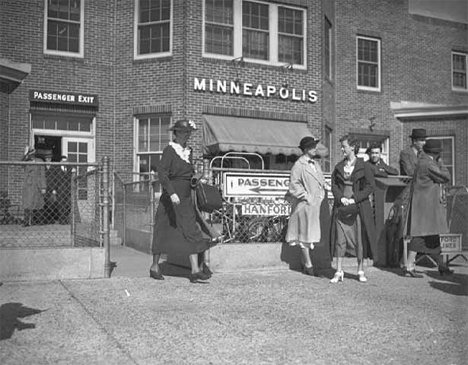 Eleanor Roosevelt at Minneapolis airport, 1937