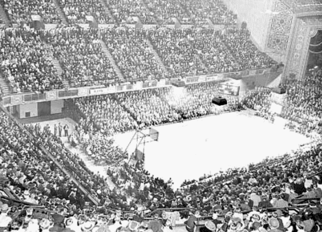 High School Basketball tourney at Minneapolis Auditorium; Washburn vs. Buhl, 1940