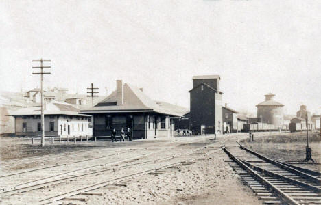 Railroad depot and grain elevators, Montevideo Minnesota, 1905