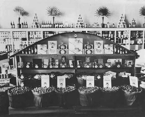 Display of food, Red Owl store, Springfield Minnesota, 1926