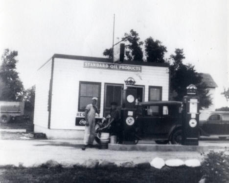 Zipper's Place and Standard Oil service station, Plato, Minnesota, 1940