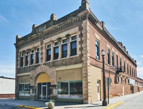 Building at 355 9th Street in Windom, Minnesota, 2020
