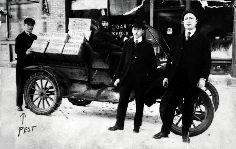 Employees of El Queeno Cigar Company, Chisholm, Minnesota, 1915